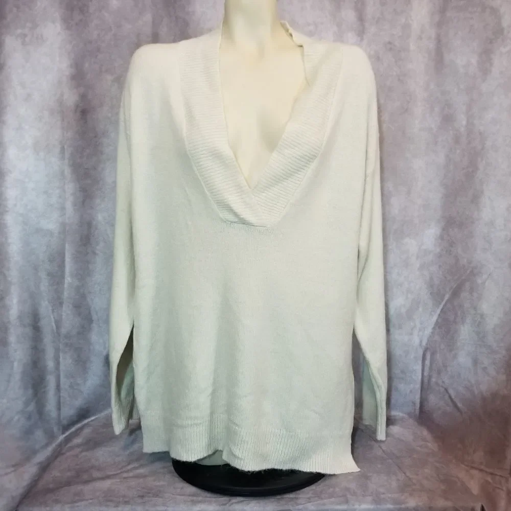 ‎RDI Cream V-Neck Sweater Size Medium